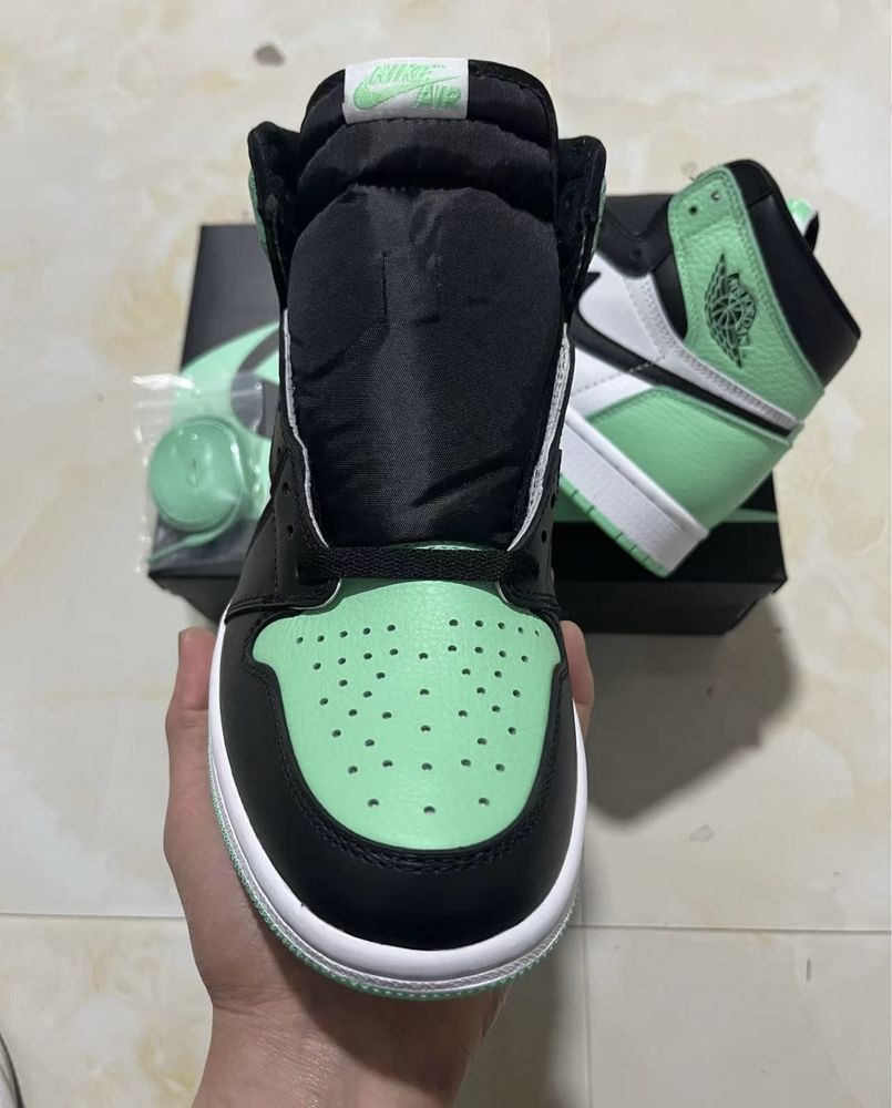 Air Jordan 1 Retro High “Green Glow”