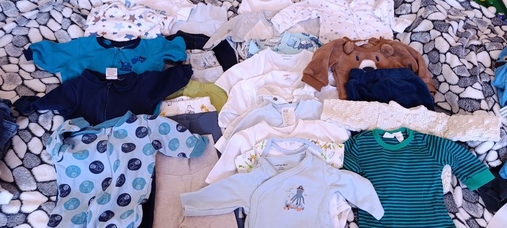 Продавам бебешки дрешки за момче 0-3м,3-6м,6-9м.