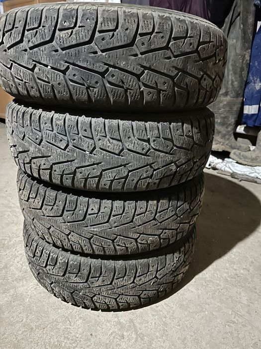 Шины зимни шипи 285/65/R15