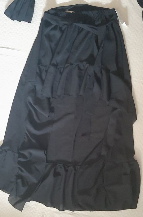 Compleu  marimea S, format din bluza si fusta
