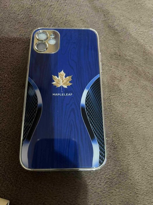 iPhone 11 в отлично състояние с нови калъфи и протектори