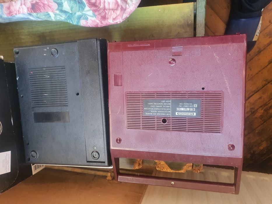 vănd două casetofoane de colecție itt ,grundig