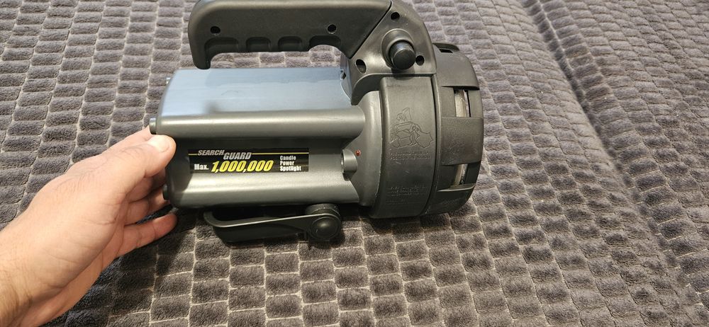 Lanterna puternică cu acumulator incorporat