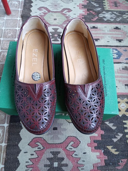 Лот два броя дамски обувки