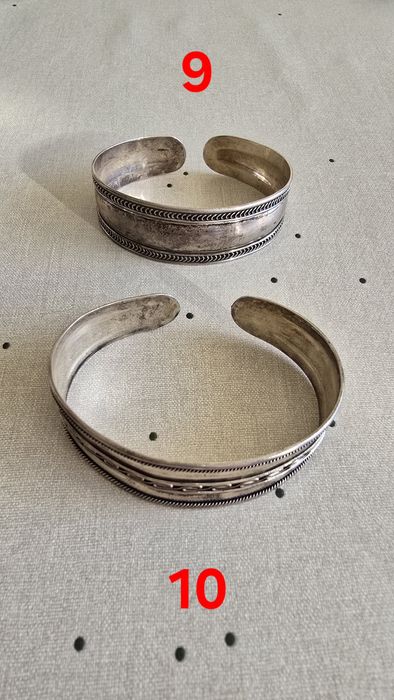 Сребърни гривни гравирани