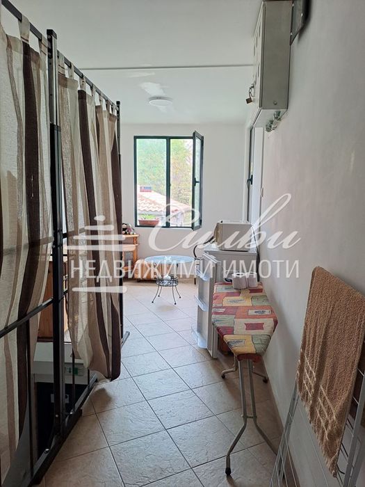 Самостоятелна ДВУЕТАЖНА ТУХЛЕНА къща - кв.Център