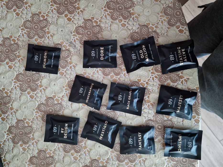 Комплект луксозен парфюмен ароматизатор за кола с 11 броя пълнители