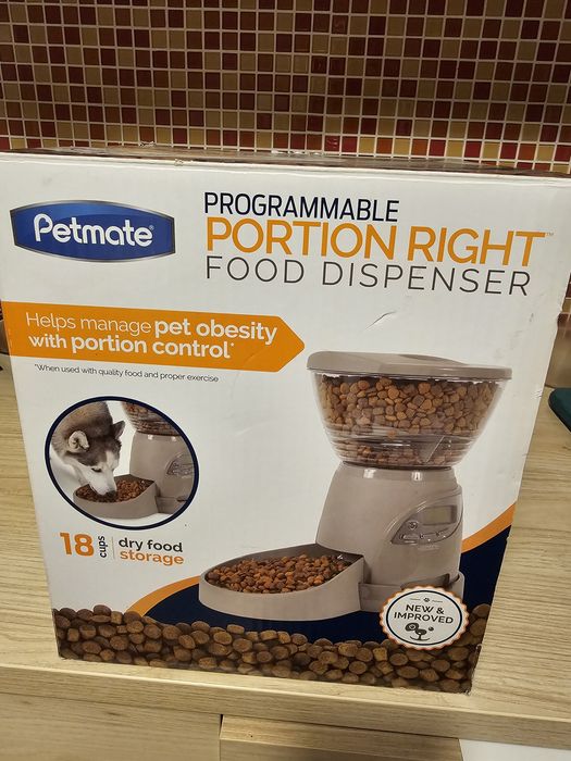 Dispenser hrană + fântână apă animale  Petmate & Drinkwell, stare bună