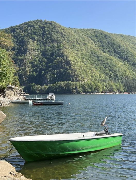 Barca de fibra de sticla