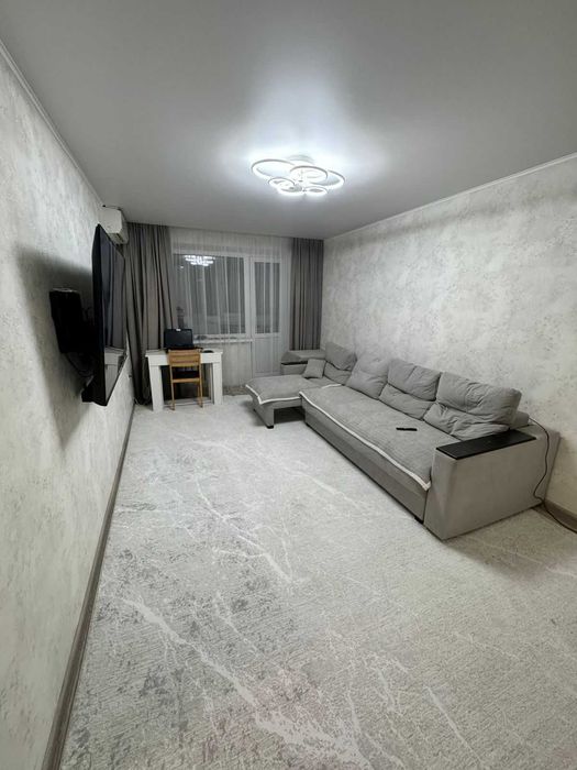 Продам 2-ком на КЖБИ! Кухня 8,7 квадратов! 3 этаж!