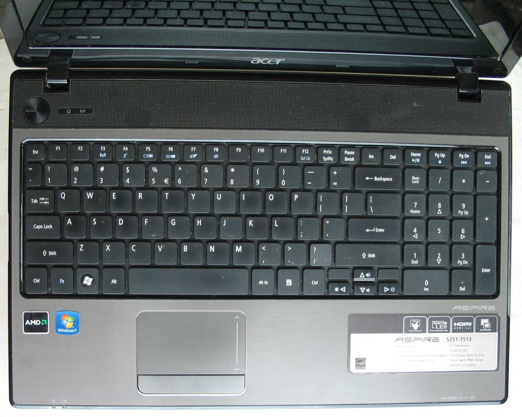 Работещ перфектно запазен лаптоп Acer с дребен проблем