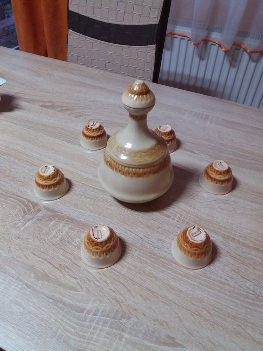 Set porțelan canite 6+1 recipient țuică,visinata.Pret.40 lei.