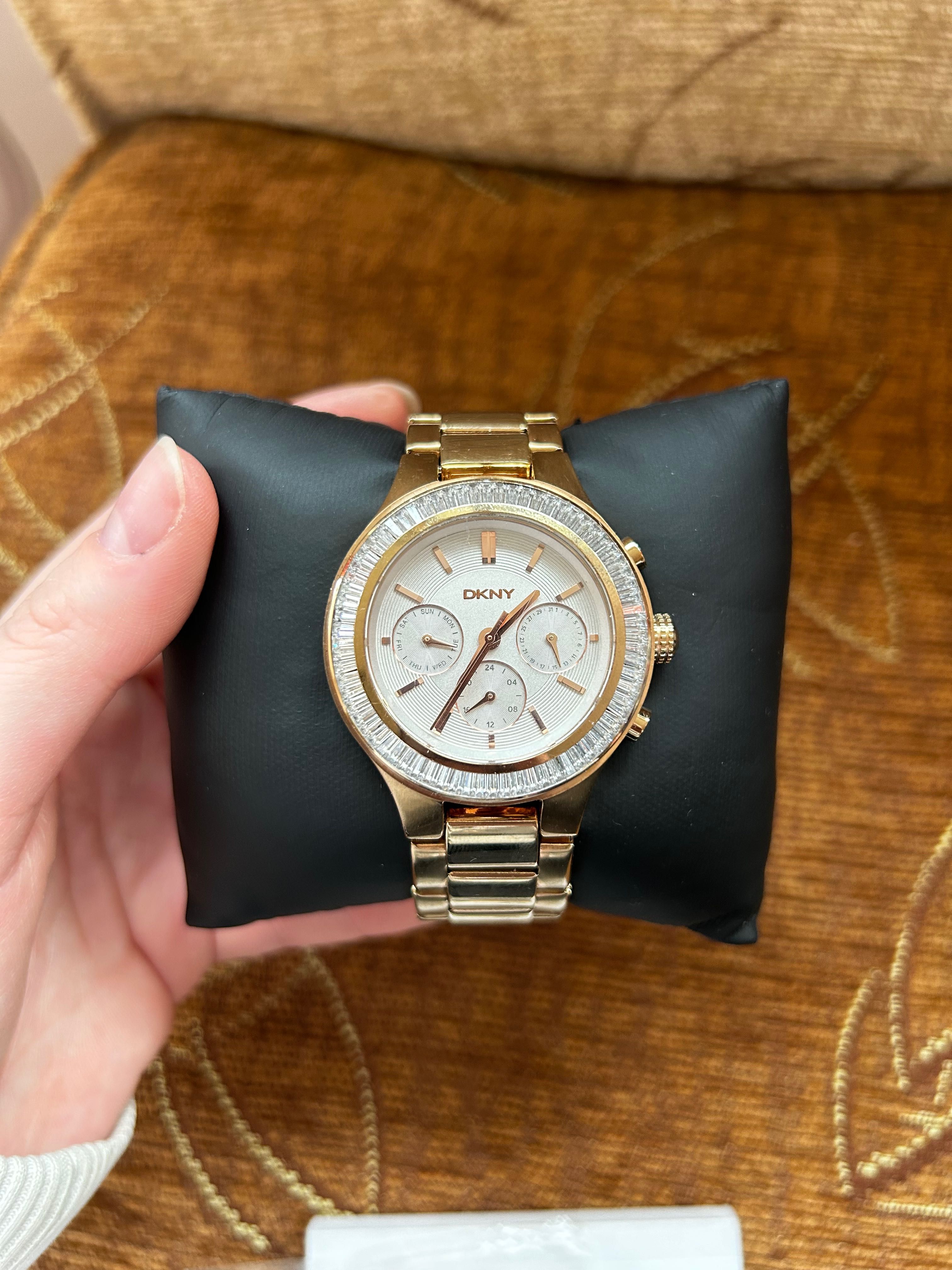 DKNY часовник/ watch