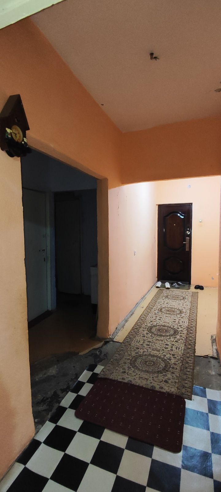 Продаётся 5 комнатная квартира,100 КВ м,В 4 микрорайоне.На 4 этаже.