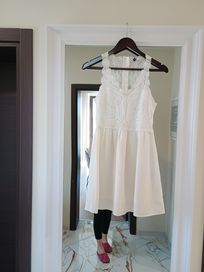 Бяла рокля с бродерия ХМ