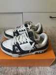 LV snkr.