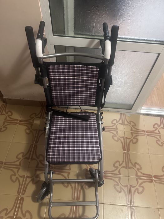 Scaun cu rotile pentru persoane cu dezabilitati