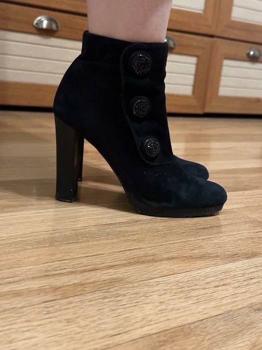 Ботильоны чёрные.