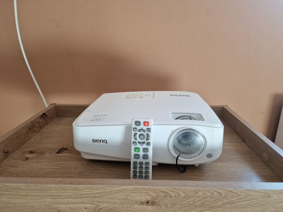 Vand video proiector cu ecran