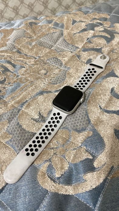 Apple Watch SE в отличном состоянии