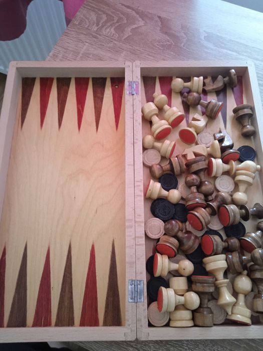 Vând cutie de șah și table