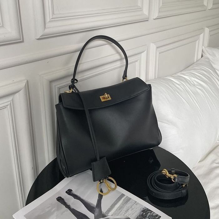 Черная сумка с золотой фурниторой