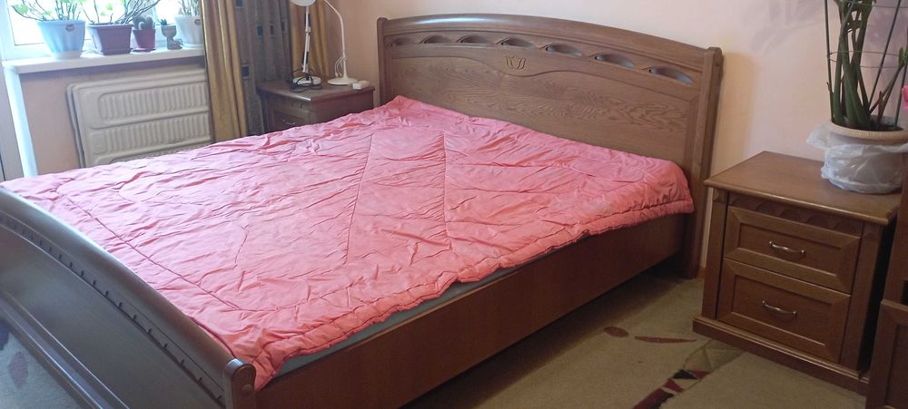 Продам кровать с тумбами и матрасом