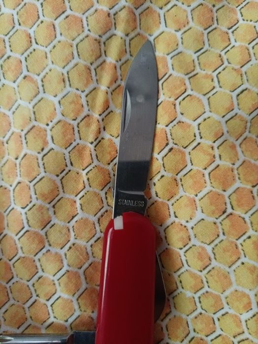 Briceag multifunctional pentru camping pescuit drumeții.