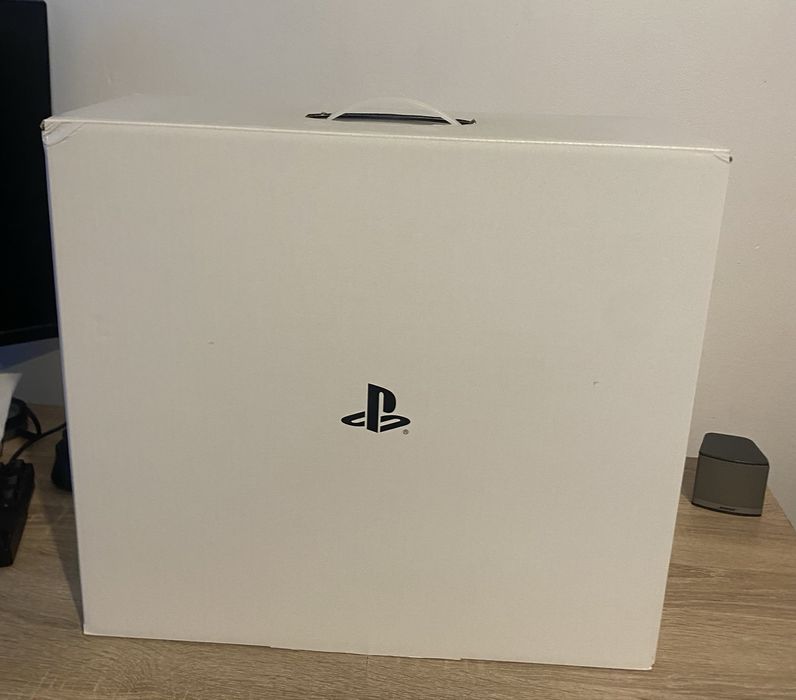 Consola PS5 varianta cu disc plus gamepad la cutie