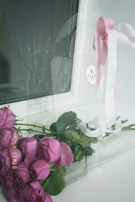 Премиальные кустовые розы в подарочной упаковке бзе торта