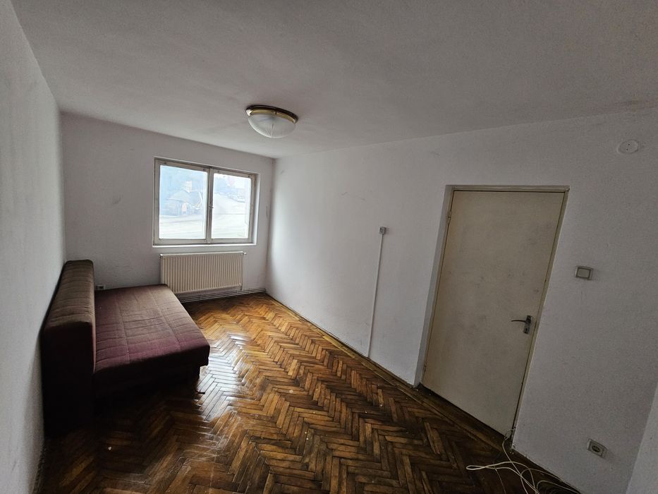 vând apartament cu 2 camere ETAJ.1 baraolt 37mp lângă profi autogara