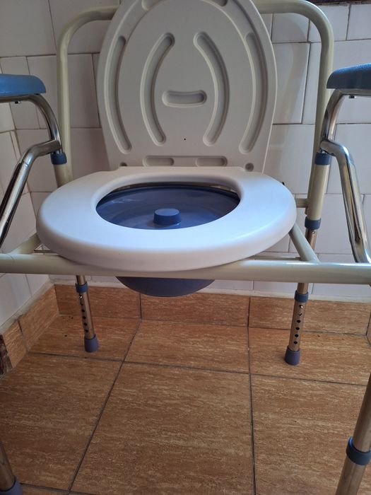 Scaun cu WC de camera, pliabil, inaltime reglabila, din otel si inox