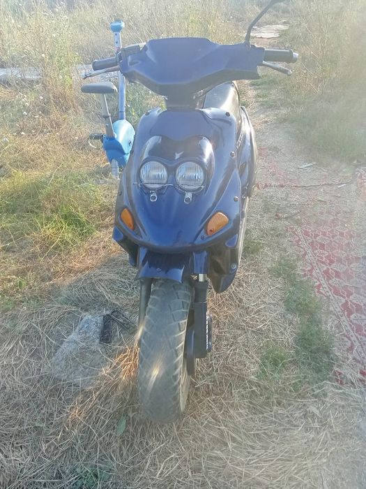 Vănd scuter trebuie pusă pedala de prnire și Baterie să pornească