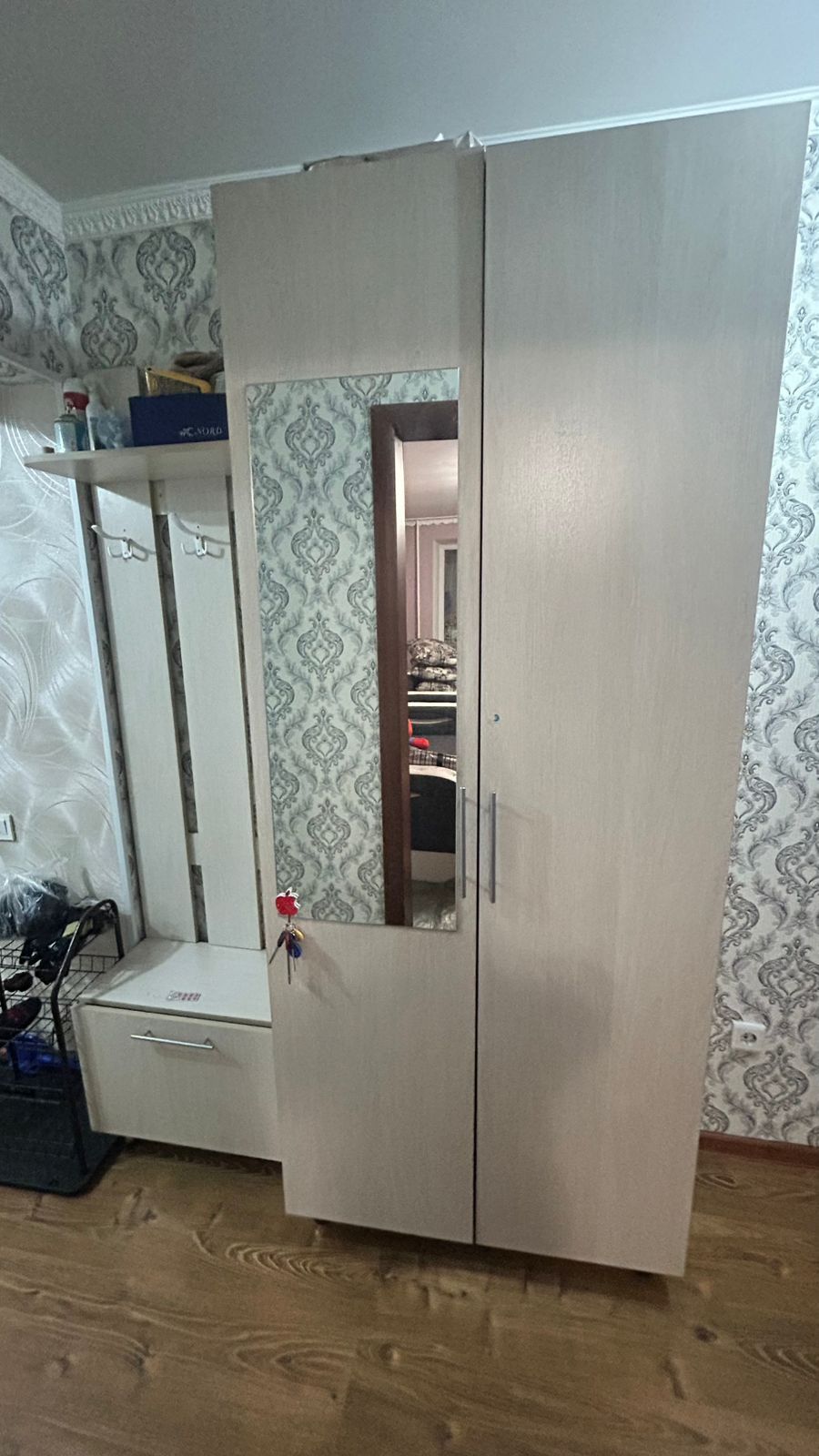 Продам прихожую шкаф