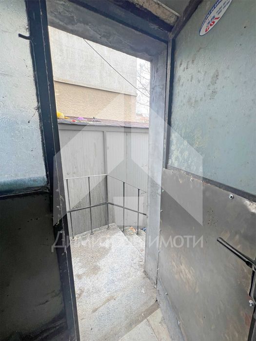 Продава търговско помещение - офис, магазин в гр. Нови пазар, ЦЕНТЪР!