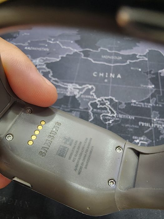 Samsung Gear S soati sotiladi. Camerasam bo.