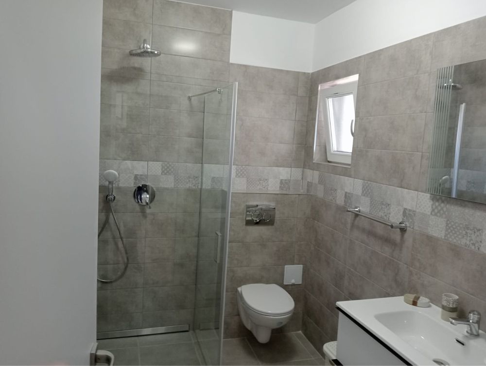 Inchirez apartament cu curte de 62 de m 3 camere 650 euro pret pe luna