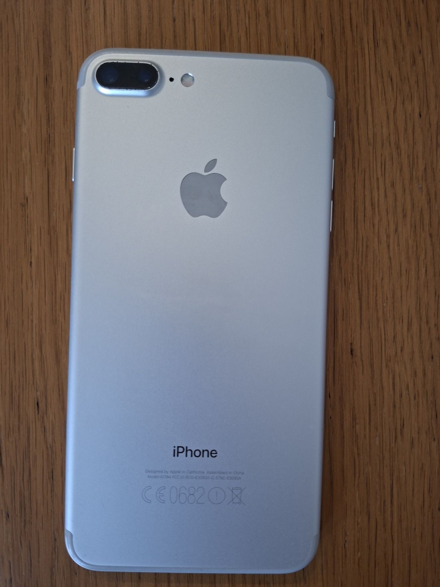 Продавам iPhone 7+