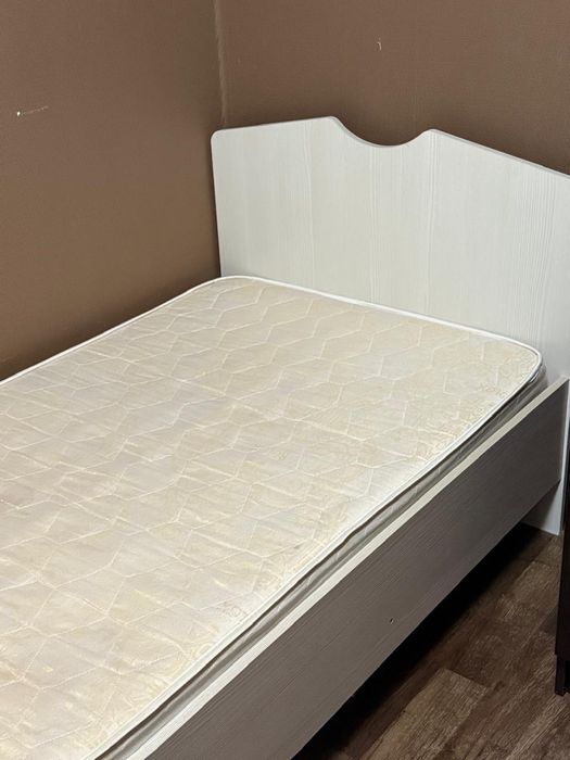 Продам кровать подросковая 95 на 2 метра с матрасом