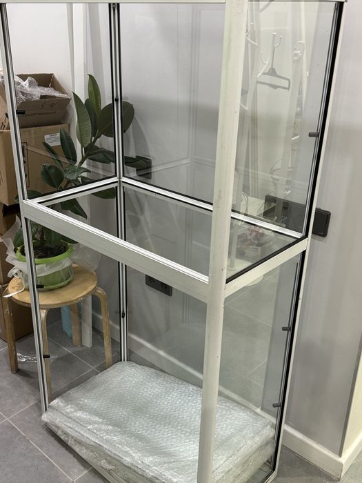 Витрина с полками и подсветкой