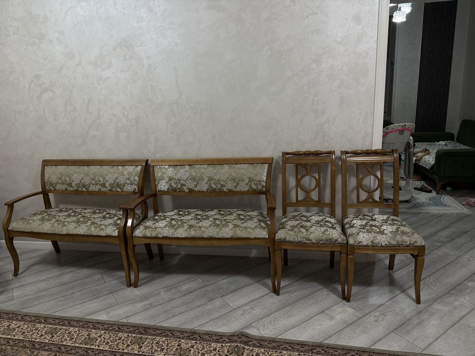 Срочно продам комплект стульев -сафа-диван!