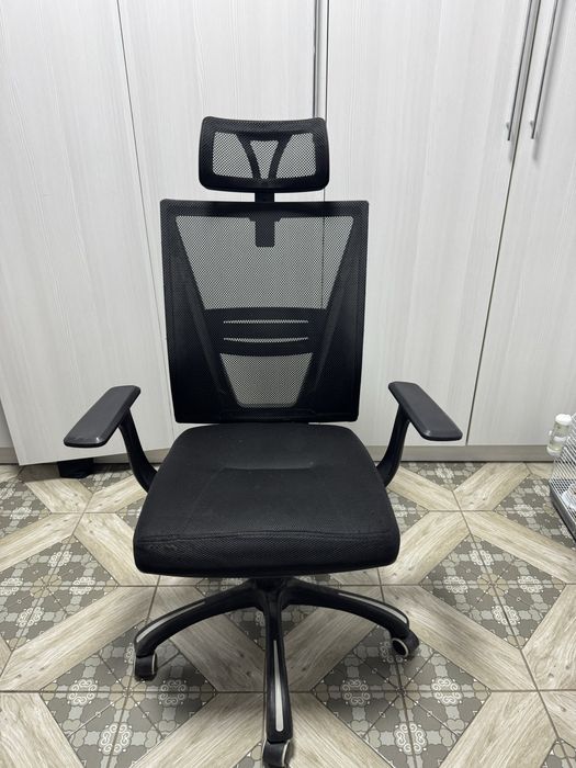 Офисное кресло черный