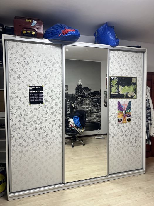 Vind dulap dresing pe sină cu oglinda,model deosebit,lucios,3usi culis