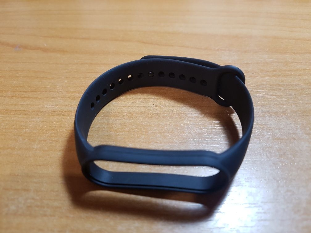 Xiaomi Mi Band 2 и  Xiaomi Mi Band 6