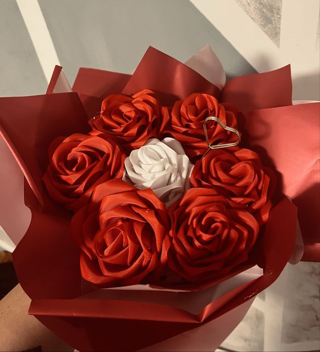 Buchet handmade din flori de satin