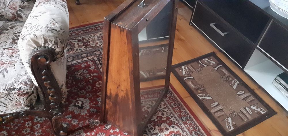 Огледало с дървена рамка