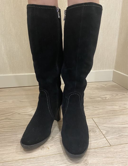 Продам новые в коробке итальянские зимние женские замшевые сапоги .