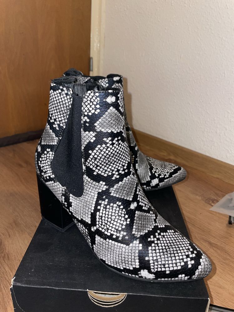 Pantofi cu toc imprimeu sarpe