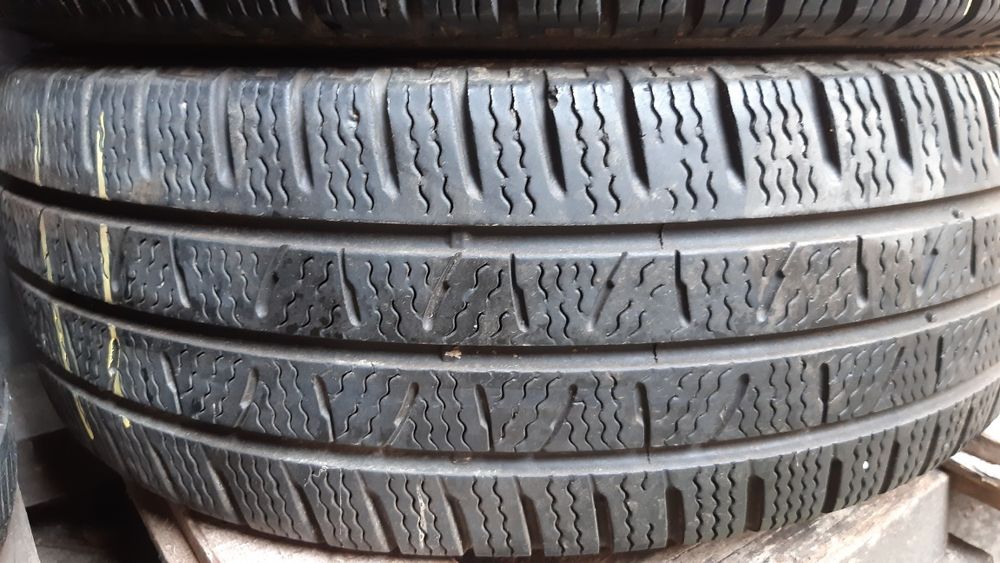 2 anvelope 225/65r16c iarnă marca Pirelli dot 2022,preț 200 lei bucata