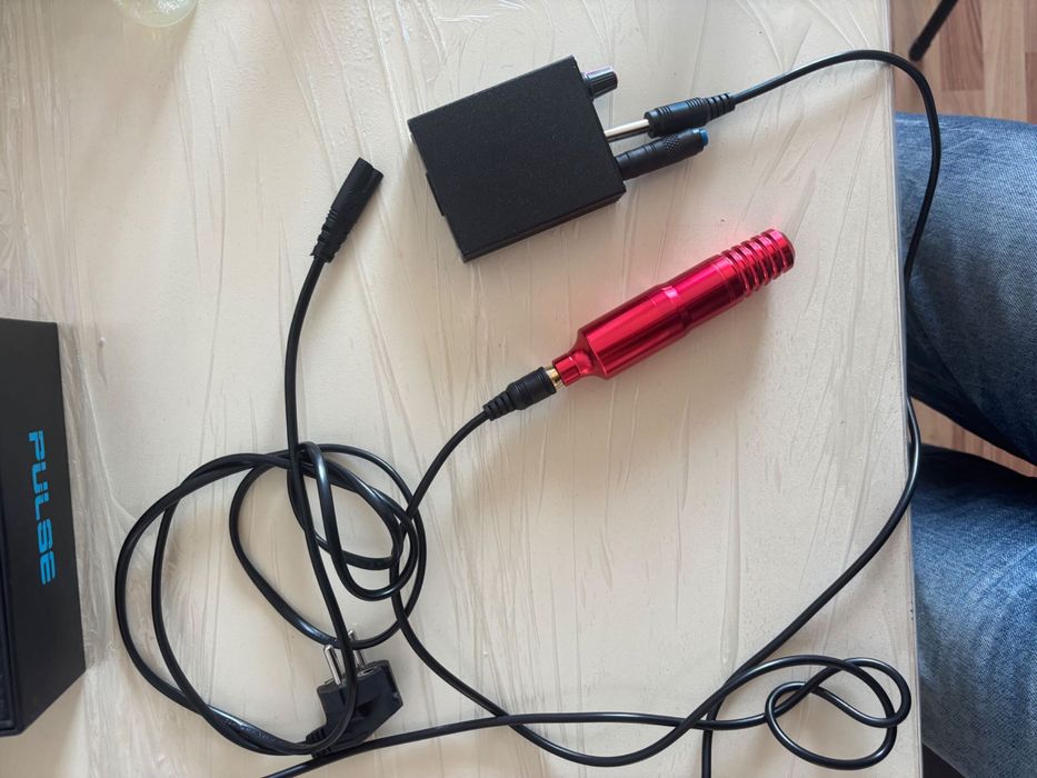 Kit tatuat: masina Pulse rosu, clip cord, sursa alimentare